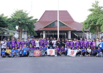 Pelaksana tugas Bupati Pati, Risma Ardhi Chandra, bersama skuad Sekolah Sepak Bola (SSB) Brimob Pati usai tanding pada Minggu, 1 Februari 2026. (Dok for Lingkarjateng.id)