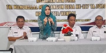 Ketua TP PKK Kendal, Niken Larasati, menyerahkan makanan dan nutrisi tambahan kepada anak balita di Desa Gedong, Kecamatan Patean, Kabupaten Kendal di Aula Kantor Balai Desa Gedong, Rabu 18 Februari 2026. (Anik Kustiani/Lingkarjateng.id)