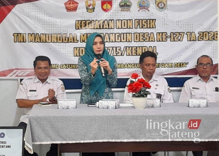 Program TMMD di Kendal Bagikan Nutrisi Tambahan untuk Balita Berisiko Stunting 25 Ketua TP PKK Kendal, Niken Larasati, menyerahkan makanan dan nutrisi tambahan kepada anak balita di Desa Gedong, Kecamatan Patean, Kabupaten Kendal di Aula Kantor Balai Desa Gedong, Rabu 18 Februari 2026. (Anik Kustiani/Lingkarjateng.id)