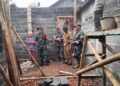 Dandim 0715/Kendal, Letkol Inf Bagus Setyawan, memonitor progres perbaikan rumah tak layak huni milik Senimah di Dusun Tempuran, Desa Gedong, Kecamatan Patean, Kabupaten Kendal baru-baru ini. (Anik Kustiani/Lingkarjateng.id)
