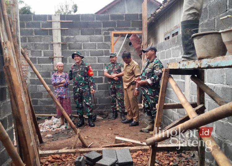 Progres Perbaikan 5 RTLH Program TMMD Kendal Hampir Rampung 25 Dandim 0715/Kendal, Letkol Inf Bagus Setyawan, memonitor progres perbaikan rumah tak layak huni milik Senimah di Dusun Tempuran, Desa Gedong, Kecamatan Patean, Kabupaten Kendal baru-baru ini. (Anik Kustiani/Lingkarjateng.id)