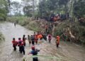 Proses evakuasi jenazah Nadia Eka, korban hanyut di aliran Sungai Karangmalang, Kecamatan Mijen, Kota Semarang, Minggu, 15 Februari 2026. (Basarnas/Lingkarjateng.id)