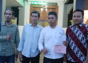 Tim kuasa hukum rerdakwa kasus penipuan kapal Utomo bin Lanjimin usai sidang di Pengadilan Negeri Pati pada Jumat, 6 Februari 2026. (Dok for Harianmuria.com)