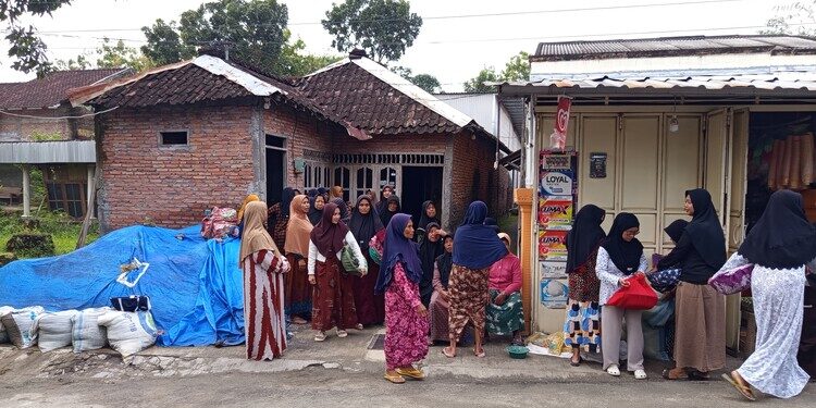 Warga melayat di rumah duka remaja yang meninggal diduga karena perang sarung di Desa Termas, Kecamatan Karangrayung, Kabupaten Grobogan, Kamis, 26 Februari 2026. (Ahmad Abror/Lingkarjateng.id)