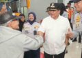 Wali Kota Salatiga Robby Hernawan menyambut kedatangan pemudik yang baru tiba di Terminal Tipe A Tingkir saat Lebaran 2025 lalu. (Dok. Prokompim Setda Salatiga)