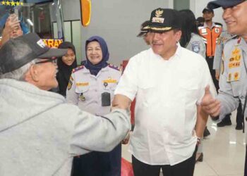 Wali Kota Salatiga Robby Hernawan menyambut kedatangan pemudik yang baru tiba di Terminal Tipe A Tingkir saat Lebaran 2025 lalu. (Dok. Prokompim Setda Salatiga)