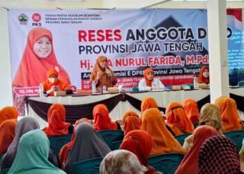 Anggota Komisi E DPRD Provinsi Jawa Tengah, Ida Nurul Farida saat berdialog dengan ibu-ibu di Kecamatan Sidomukti, Kota Salatiga, Selasa, 17 Februari 2026. (Dok. DPD PKS Salatiga)