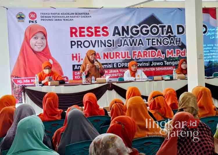 Reses di Salatiga, Ida Nurul Farida Tekankan Peran Penting Ibu Selama Ramadhan 25 Anggota Komisi E DPRD Provinsi Jawa Tengah, Ida Nurul Farida saat berdialog dengan ibu-ibu di Kecamatan Sidomukti, Kota Salatiga, Selasa, 17 Februari 2026. (Dok. DPD PKS Salatiga)