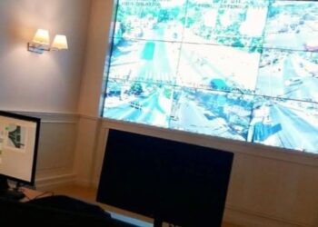 MEMANTAU: Petugas Dishub memantau arus lalulintas di simpang tiga Cebongan, Argomulyo dan simpang empat Kecandran, Sidomukti melalui kamera ATCS di ruang kendali di Kantor Pemkot Salatiga. (Angga Rosa/Lingkarjateng.id)