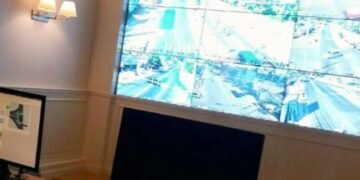 MEMANTAU: Petugas Dishub memantau arus lalulintas di simpang tiga Cebongan, Argomulyo dan simpang empat Kecandran, Sidomukti melalui kamera ATCS di ruang kendali di Kantor Pemkot Salatiga. (Angga Rosa/Lingkarjateng.id)