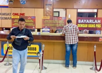 Warga membayar pajak kendaraan bermotor di Samsat Kota Semarang. (Humas Pemprov Jateng/Lingkarjateng.id)