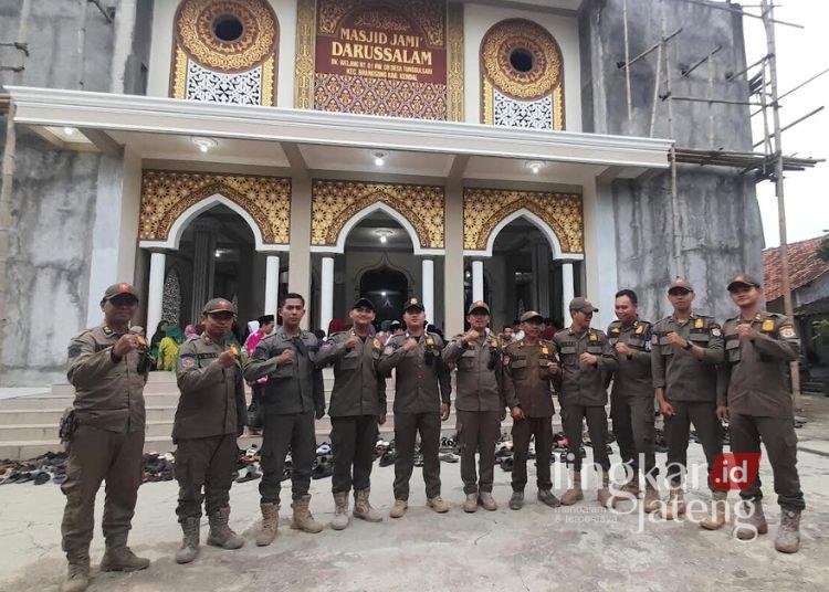 Satpol PP Kendal Amankan Safari Ramadhan Bupati-Wakil Bupati di Desa Tunggulsari 25 Tim Satpol PP Kabupaten Kendal usai pengamanan kegiatan Safari Ramadhan di Desa Tunggulsari, Kecamatan Brangsong pada Sabtu, 21 Februari 2026. (Anik Kustiani/Lingkarjateng.id)