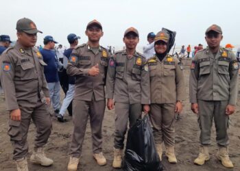 Satpol PP Kendal Ikut Bersih Sampah Sekaligus Pengamanan di Pantai Indah Kemangi 25 Personel Satpol PP tengah mengikuti rangkaian kegiatan Aksi Bersih Sampah Serentak di Pantai Indah Kemangi Kendal, Selasa, 24 Februari 2026. (Anik Kustiani/Lingkarjateng.id)
