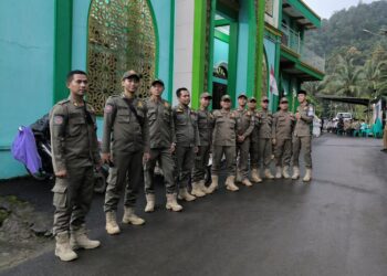 Pastikan Kegiatan Aman, Satpol PP Kendal Kawal Safari Ramadhan Bupati Tika di Medono 25 Satuan Polisi Pamong Praja (Satpol PP) Kabupaten Kendal melaksanakan pengawalan kegiatan Safari Ramadhan Bupati Kendal, Dyah Kartika Permanasari, beserta jajarannya di Desa Medono, Kecamatan Boja, Kabupaten Kendal, pada Senin, 23 Februari 2026. (Arvian Maulana/Lingkarjateng.id)