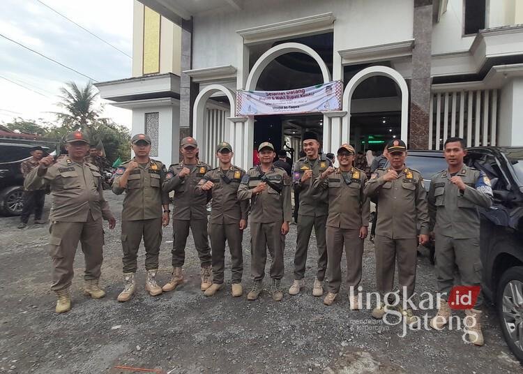 Satpol PP Kendal Kerahkan Personel Amankan Safari Ramadhan Bupati Tika di Bulugede 25 Personel Satpol PP Kendal berfoto bersama saat pengamanan kegiatan Safari Ramadhan di Masjid At-Taqwa Desa Bulugede, Kecamatan Patebon, Kabupaten Kendal, Jumat, 20 Februari 2026. (Anik Kustiani/Lingkarjateng.id)