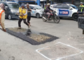DPUPR Blora melakukan penambalan lubang di jalan kabupaten. Foto : Eko Wicaksono/lingkar