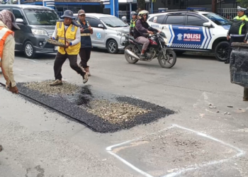 DPUPR Blora : Banyak Kendaraan Sumbu Tiga yang Melintas Jadi Penyebab Jalan Berlubang 25 DPUPR Blora melakukan penambalan lubang di jalan kabupaten. Foto : Eko Wicaksono/lingkar
