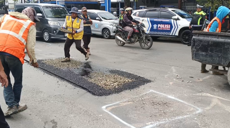 DPUPR Blora : Banyak Kendaraan Sumbu Tiga yang Melintas Jadi Penyebab Jalan Berlubang 25 DPUPR Blora melakukan penambalan lubang di jalan kabupaten. Foto : Eko Wicaksono/lingkar