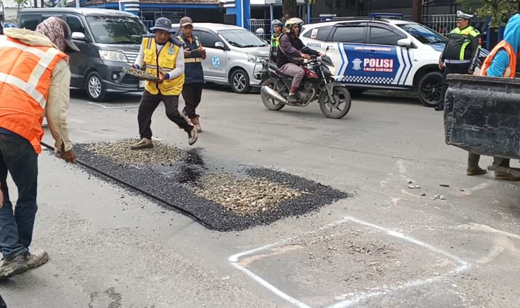 DPUPR Blora : Banyak Kendaraan Sumbu Tiga yang Melintas Jadi Penyebab Jalan Berlubang 25 DPUPR Blora melakukan penambalan lubang di jalan kabupaten. Foto : Eko Wicaksono/lingkar