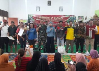 Bupati Kendal Dyah Kartika Permanasari (kelima kanan) bersama Kepala Dispermasdes Kendal Yanuar Fatoni (kanan) dan jajaran kepala OPD dalam kegiatan bersatu siaga di Desa Gedong, Kecamatan Patean, Kabupaten Kendal pada Jumat, 13 Februari 2026. (Anik Kustiani/Lingkarjateng.id)