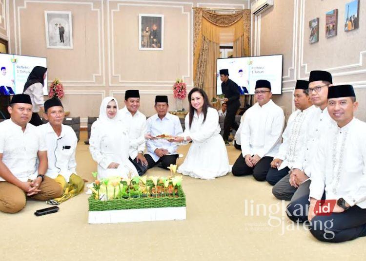 Setahun Fadia–Sukirman: Ekonomi di Pekalongan Tumbuh 6,26 Persen, Kemiskinan Turun 25 Suasana tasyakuran refleksi satu tahun kepemimpinan Bupati Pekalongan Fadia Arafiq dan Wakil Bupati Sukirman di Pendopo Rumah Dinas Bupati Pekalongan, Rabu, 25 Februari 2026. (Fahri Akbar/Lingkarjateng.id)