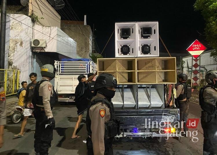 Pemkab Demak Larang Penggunaan Sound Horeg untuk Ronda Sahur 25 Ilustrasi: Mobil pickup bermautan sound horeg diamankan petugas. (M. Burhanuddin Aslam/Lingkarjateng.id)