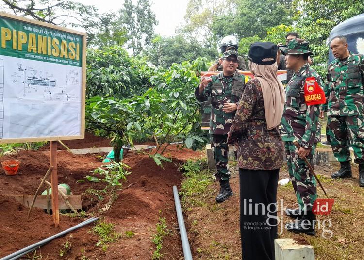 Tim Wasev TNI AD Puas dengan Progres TMMD di Desa Gedong Kendal 25 Tim Pengawasan dan Evaluasi (Wasev) Mabes TNI AD saat meninjau pelaksanaan TMMD Reguler ke-127 di Desa Gedong, Kecamatan Patean, Kabupaten Kendal, Kamis, 26 Februari 2026. (Anik Kustiani/Lingkarjateng.id)