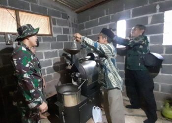 TMMD Kendal Beri Pembinaan Roasting Kopi bagi Pelaku Usaha di Desa Gedong