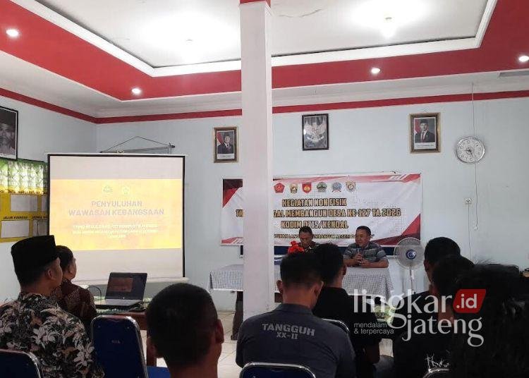 TMMD Kendal Gelar Penyuluhan Wawasan Kebangsaan di Desa Gedong 25 PENYULUHAN: Pasiter Kodim 0715/Kendal, Lettu Inf Nurwanto (kiri) bersama Kepala Desa Gedong dalam kegiatan penyuluhan wawasan kebangsaan di Aula Balai Desa Gedong, Kamis 19 Februari 2026. (Anik Kustiani/Lingkarjateng.id)