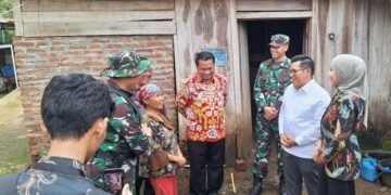 Kepala Dinas Pemberdayaan Masyarakat dan Desa (Dispermasdes) Kabupaten Kendal, Yanuar Fatoni (tengah), bersama Bupati Kendal Dyah Kartika Permanasari (kanan) meninjau rumah tak layak huni di Desa Gedong, Kecamatan Patean baru-baru ini. (Anik Kustiani/Lingkarjateng.id)