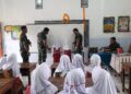 Para anggota TNI Kodim 0715/Kendal saat mengajarkan metode Gasing pembelajaran matematikan kepada anak-anak SDN 03 Gedong, Kecamatan Patean pada Senin, 23 Februari 2026. (Anik Kustiani/Lingkarjateng.id)