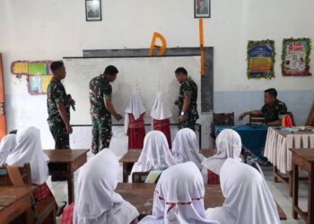 Para anggota TNI Kodim 0715/Kendal saat mengajarkan metode Gasing pembelajaran matematikan kepada anak-anak SDN 03 Gedong, Kecamatan Patean pada Senin, 23 Februari 2026. (Anik Kustiani/Lingkarjateng.id)
