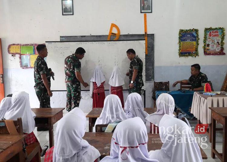 TNI Ajarkan Matematika Metode Gasing di Lokasi TMMD Desa Gedong Kendal 25 Para anggota TNI Kodim 0715/Kendal saat mengajarkan metode Gasing pembelajaran matematikan kepada anak-anak SDN 03 Gedong, Kecamatan Patean pada Senin, 23 Februari 2026. (Anik Kustiani/Lingkarjateng.id)