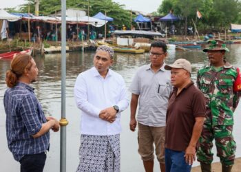 Respons Aduan Banjir di Tirto Pekalongan, Wagub Jateng Segera Benahi Tanggul Sungai 26 Wakil Gubernur Jawa Tengah Taj Yasin Maimoen berdialog dengan Kepala Desa Tegaldowo (kiri) dan Kepala Desa Karangjompo (kanan depan) saat meninjau Sungai Sengkarang di Desa Mulyorejo, Kecamatan Tirto, Kabupaten Pekalongan, pada Minggu, 1 Februari 2026. (Humas Pemprov Jateng/Lingkarjateng.id)