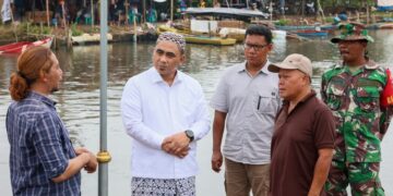 Respons Aduan Banjir di Tirto Pekalongan, Wagub Jateng Segera Benahi Tanggul Sungai 10 Wakil Gubernur Jawa Tengah Taj Yasin Maimoen berdialog dengan Kepala Desa Tegaldowo (kiri) dan Kepala Desa Karangjompo (kanan depan) saat meninjau Sungai Sengkarang di Desa Mulyorejo, Kecamatan Tirto, Kabupaten Pekalongan, pada Minggu, 1 Februari 2026. (Humas Pemprov Jateng/Lingkarjateng.id)