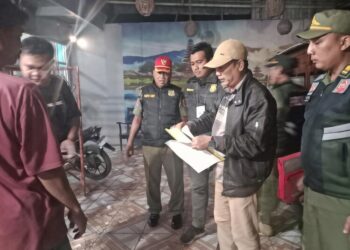 Satpol PP Batang bersama TNI dan Polri saat menutup salah satu tempat karaoke yang nekat buka di bulan suci Ramadhan, Kamis malam, 26 Februari 2026. (Humas Pemkab Batang/Lingkarjateng.id)