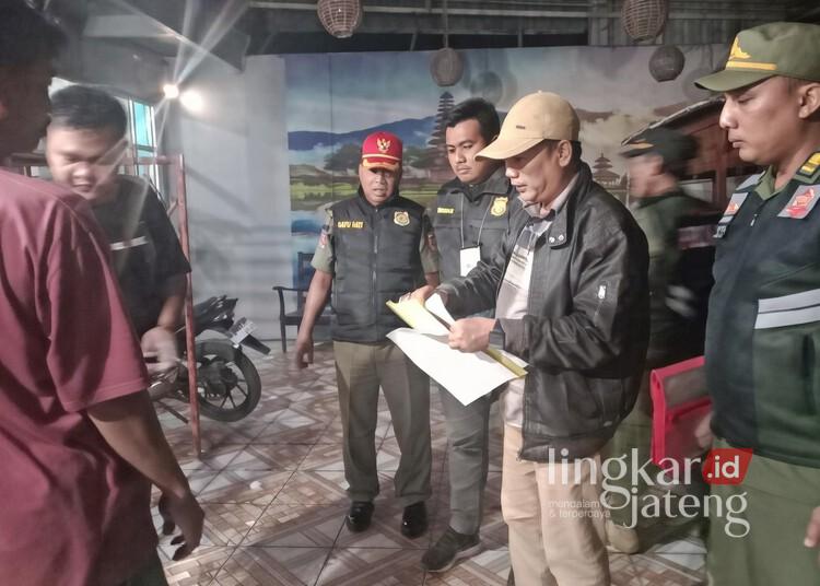 Nekat Buka Saat Ramadhan, Sejumlah Tempat Karaoke di Batang Ditutup Paksa 25 Satpol PP Batang bersama TNI dan Polri saat menutup salah satu tempat karaoke yang nekat buka di bulan suci Ramadhan, Kamis malam, 26 Februari 2026. (Humas Pemkab Batang/Lingkarjateng.id)