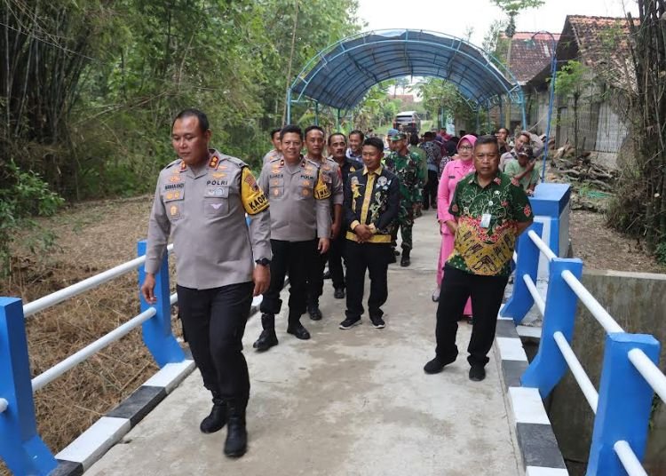 Terdampak Longsor, Jembatan di Dusun Pojok Blora Rampung Direnovasi 25 Kapolres Blora AKBP Wawan Andi Susanto melihat jembatan hasil kolaborasi Polri dan masyarakat setempat di Dusun Pojok, Desa Jetakwanger, Kecamatan Ngawen. (Dok for Lingkarjateng.id)