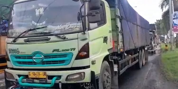 MACET: Kendaraan berat melintas di Jalan Pantura Pati-Juwana Desa Widorokandang, Kecamatan Pati, Kabupaten Pati pada Rabu, 11 Februari 2026. (Lingkarjateng Group Network)