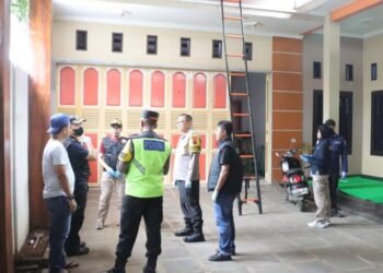 Teror Penembakan di Pekalongan Incar Keluarga Anggota DPRD Provinsi Jateng 33 OLAH TKP: Petugas kepolisian olah TKP di teras rumah Amat Muzakhim alias Boim, Kedungwuni Timur, Kabupaten Pekalongan usai terjadi teror penembakan pada Minggu, 15 Februari 2026. (Humas Polres Pekalongan/Lingkarjateng.id)