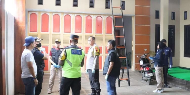 OLAH TKP: Petugas kepolisian olah TKP di teras rumah Amat Muzakhim alias Boim, Kedungwuni Timur, Kabupaten Pekalongan usai terjadi teror penembakan pada Minggu, 15 Februari 2026. (Humas Polres Pekalongan/Lingkarjateng.id)