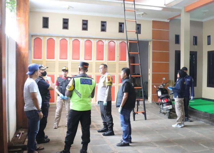 Teror Penembakan di Pekalongan Incar Keluarga Anggota DPRD Provinsi Jateng 25 OLAH TKP: Petugas kepolisian olah TKP di teras rumah Amat Muzakhim alias Boim, Kedungwuni Timur, Kabupaten Pekalongan usai terjadi teror penembakan pada Minggu, 15 Februari 2026. (Humas Polres Pekalongan/Lingkarjateng.id)