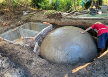 Pembangunan biodigester berbasis kotoran sapi di Desa Tangkisan, Kecamatan Bayan, Kabupaten Purworejo, Jawa Tengah. (Tim 36 KKNT Undip)