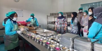 Ketua Bhayangkari Daerah Jawa Tengah, Diana Ribut Hari Wibowo, meninjau SPPG Polri Polres Kendal di Desa Brangsong, Kecamatan Brangsong, Kabupaten Kendal Kamis, 12 Februari 2026. (Humas Polres Kendal)