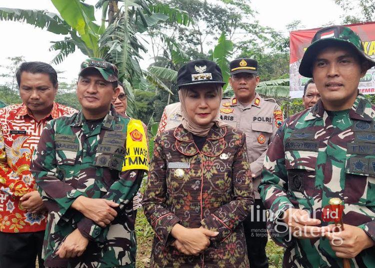 Tinjau TMMD, Tim Wasev Mabes TNI AD Apresiasi Dukungan Pemkab Kendal 25 Rombongan tim Pengawasan dan Evaluasi (Wasev) Mabes TNI AD meninjau pelaksanaan program TNI Manunggal Membangun Desa (TMMD) Reguler ke-127 tahun 2026 di Desa Gedong, Kecamatan Patean, Kabupaten Kendal, Kamis 26 Februari 2026. (Anik Kustiani/Lingkarjateng.id)