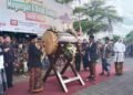 Tradisi Megengan Sambut Ramadhan, Wabup Demak Ajak Warga Perkuat Solidaritas 26 Wakil Bupqti Demak Muhammad Badruddin memukul bedug tanda dimulainya tradisi megengan menyambut bulan Ramadhan pada Selasa, 17 Februari 2026. (M. Burhanuddin Aslam/Lingkarjateng.id)