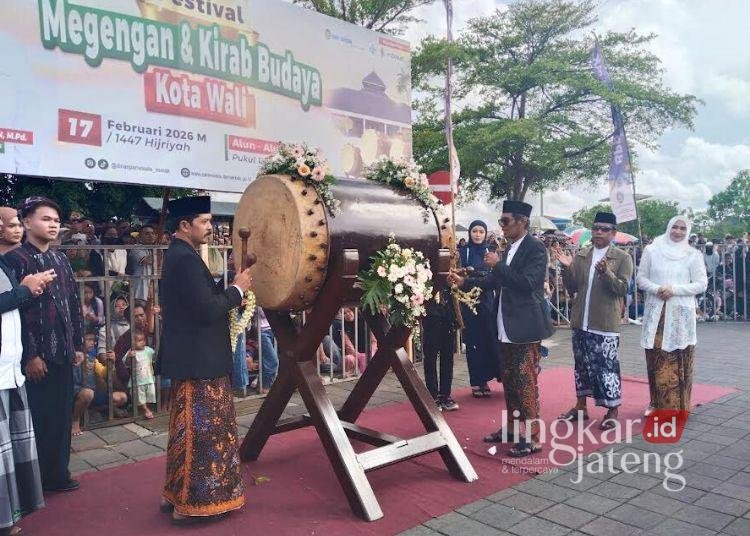 Tradisi Megengan Sambut Ramadhan, Wabup Demak Ajak Warga Perkuat Solidaritas 25 Wakil Bupqti Demak Muhammad Badruddin memukul bedug tanda dimulainya tradisi megengan menyambut bulan Ramadhan pada Selasa, 17 Februari 2026. (M. Burhanuddin Aslam/Lingkarjateng.id)