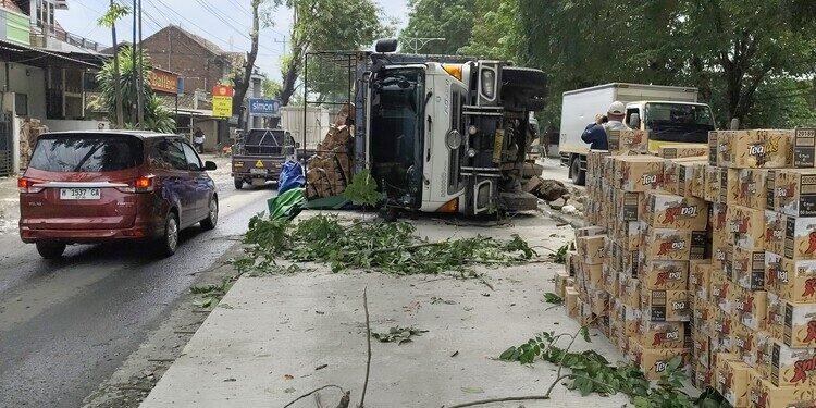 Truk muatan mie instan terguling di Jalan Pantura wilayah Ketapang, Kabupaten Kendal, Jumat, 20 Februari 2026. (Anik Kustiani/Lingkarjateng.id)