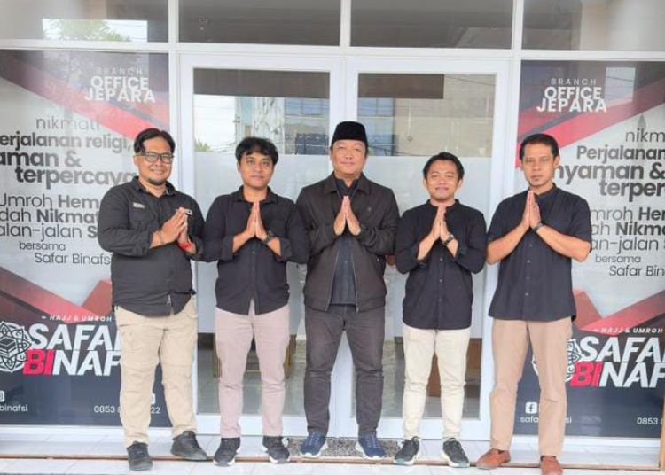 Peresmian Kantor Umroh Safar Binafsi Cabang Jepara, Siap Layani Jamaah dengan Profesional dan Amanah 25 Tim Safar Binafsi Cabang Jepara usai peresmian kantor di Jl. Pemuda No. 62 Panggang V, Jepara, pada Sabtu, 21 Februari 2026. (Dok for Lingkarjateng.id)