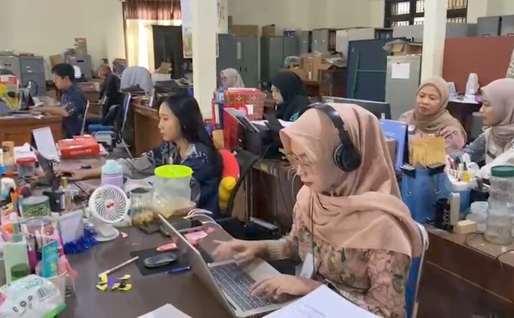 Berikut Ini Kebijakan Jam Kerja ASN Pemkot Pekalongan Selama Ramadan 1447 H 25 Selama Ramadan 1447 H, jam kerja ASN di lingkungan Pemerintah Kota Pekalongan disesuaikan tanpa mengurangi kualitas pelayanan kepada masyarakat. Foto : Fahri Akbar /Lingkar Jateng